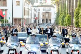 Image du Maroc Professionnelle de  Sa Majesté le Roi Mohammed VI, et le Président de la République Fédérale du Nigéria, Muhammadu Buhari saluent la foule depuis une limousine ouverte au centre de Rabat, le dimanche 10 juin 2018. Buhari effectue sa première visite officielle au Maroc. (Photo/ SPPR) via Jalilbounhar.com 